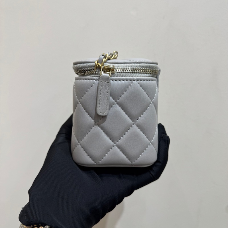 Chanel香奈兒 22B金球化妝盒長盒子斜挎包 淡灰色羊皮金扣 新款鐳射-4