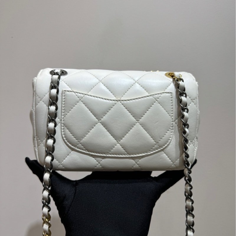 Chanel 22C flap 徽章款白色小號-2