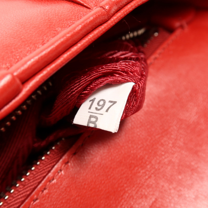 PRADA 牛皮皮革Chain Shoulder銀扣肩背袋-11