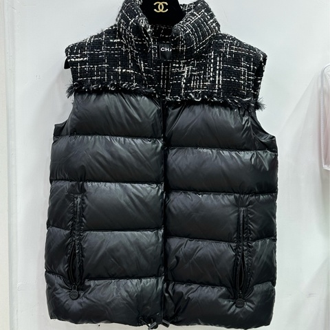 Chanel 香奈兒coco NEIGE 滑雪系列編織logo字母拼接羽絨馬甲背心，38碼