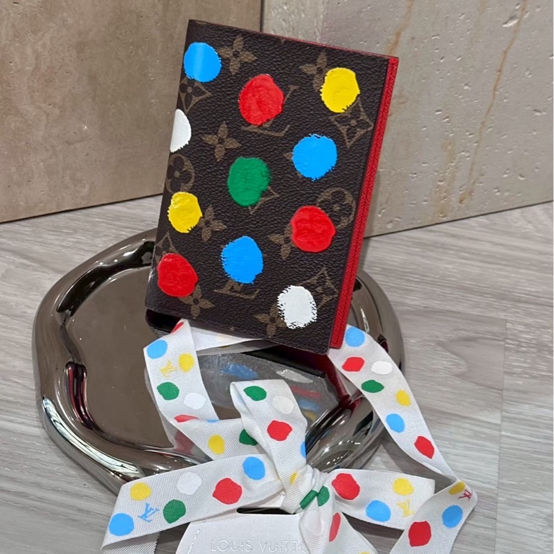 LV x 草間彌生聯名款老花護照套-0