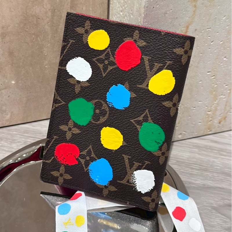 LV x 草間彌生聯名款老花護照套-1