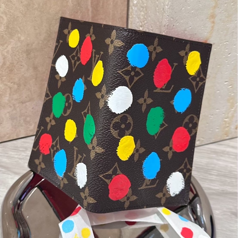 LV x 草間彌生聯名款老花護照套-2