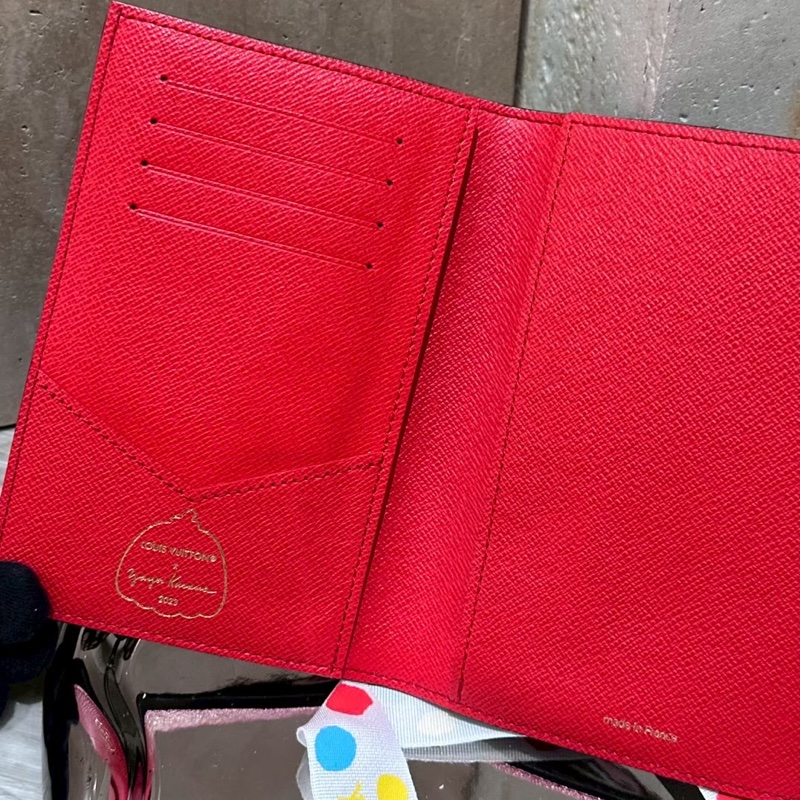 LV x 草間彌生聯名款老花護照套-3