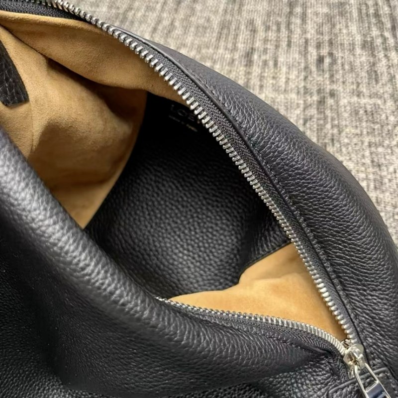 ✨快閃特價✨Loewe 小型柔韌粒面小牛皮 Cubi 斜背包 黑色-3