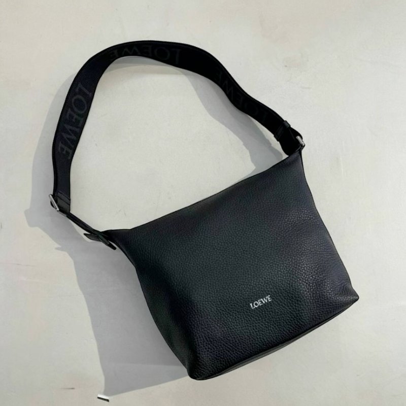 ✨快閃特價✨Loewe 小型柔韌粒面小牛皮 Cubi 斜背包 黑色-5