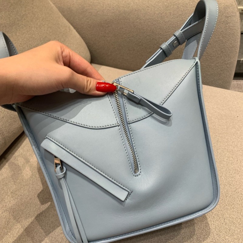 Loewe羅意威Hammock馬卡龍色系天藍色淡藍色牛皮吊床包 斜背包-9