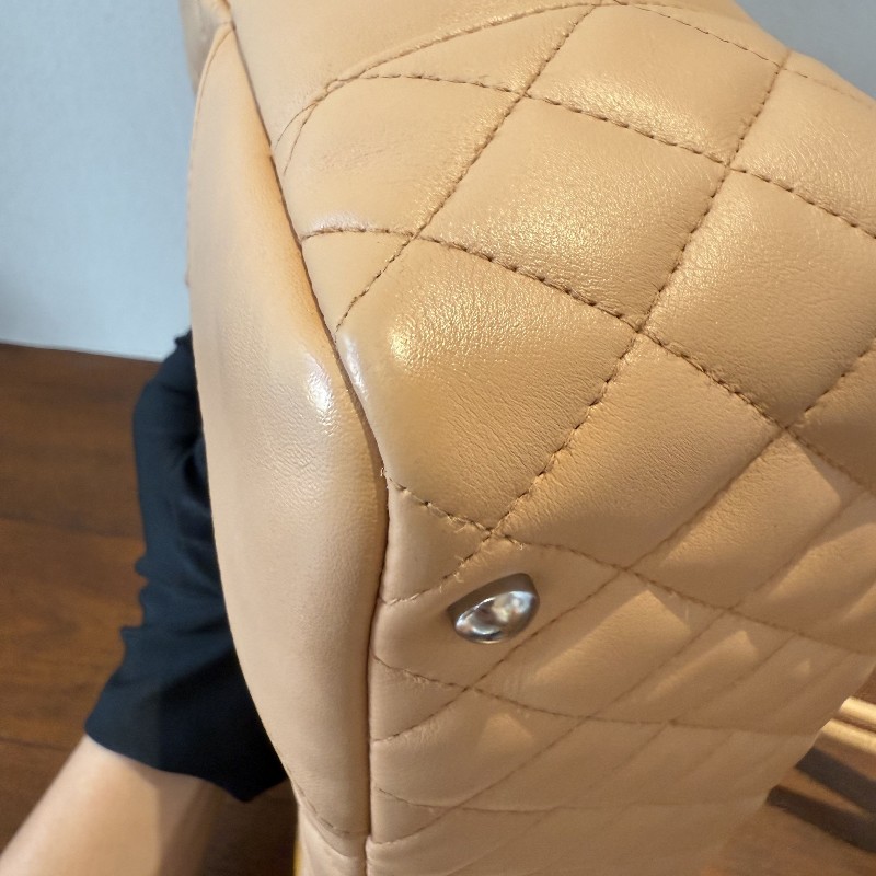 Chanel 奶茶色康鹏波士頓枕頭包 肩背包 10開-16