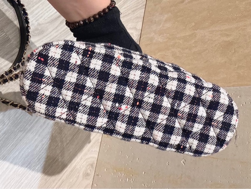 CHANEL 黑白格紋毛呢貝殼鏈條包 芯片款 全新品-4