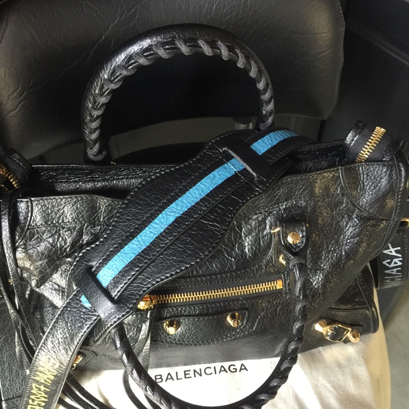 巴黎世家黑配金塗鴉背帶稀有款（小號）-0