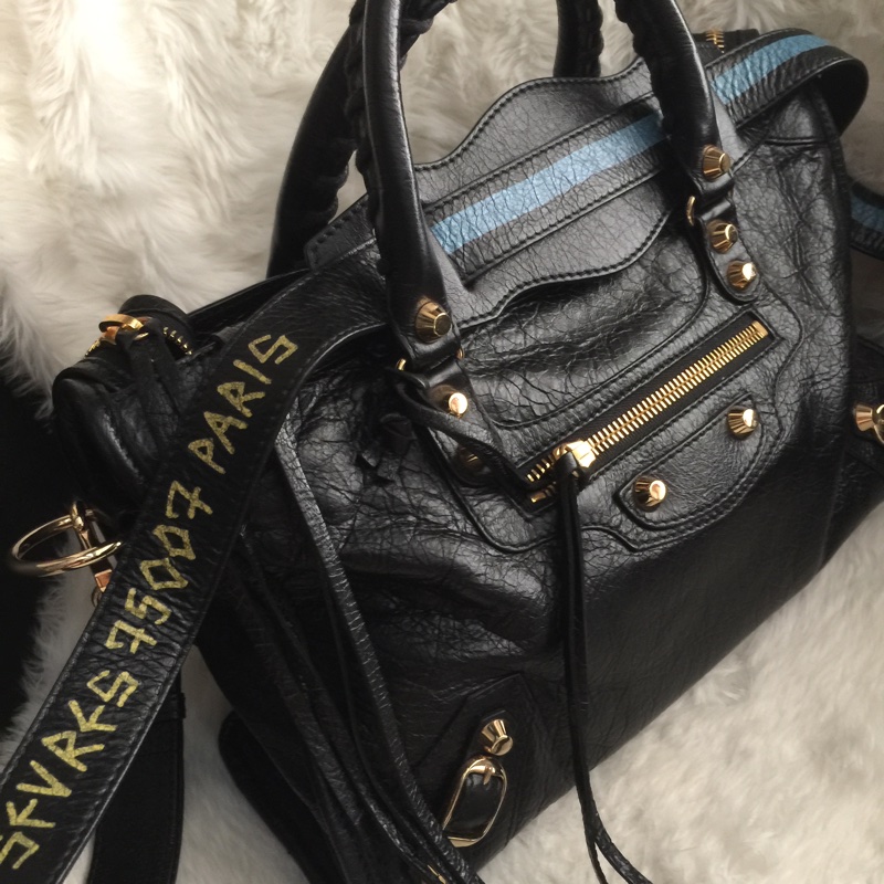 巴黎世家黑配金塗鴉背帶稀有款（小號）-1