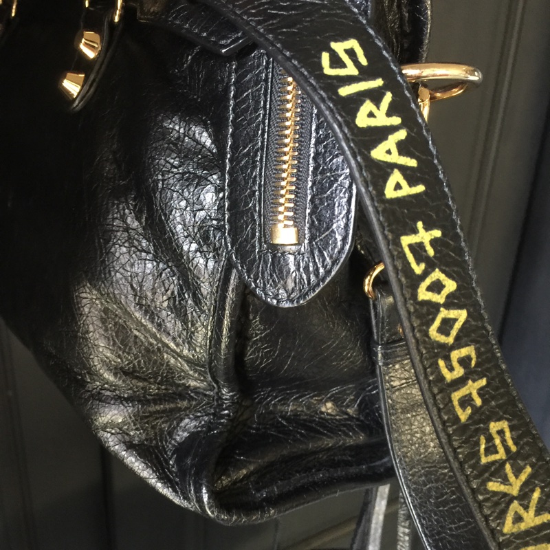 巴黎世家黑配金塗鴉背帶稀有款（小號）-3