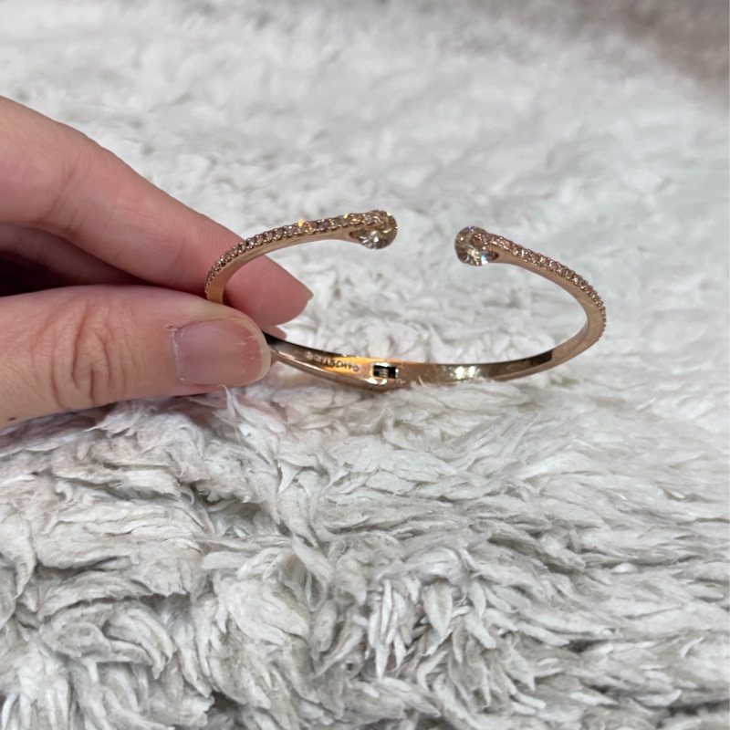 🇫🇷 來自法國優雅品牌 Givenchy #紀梵希 #華麗雙水晶開口手環 🚩輕鬆入手平價大牌手環🚩 #平價又好看 ☝🏽價格親民,開口設計不挑手腕大小,造型優雅獨特 🔺 顏色:玫瑰金 🌟內直徑約5.5cm ⚠️簡易包裝,無盒,可接受在下標⚠️-3