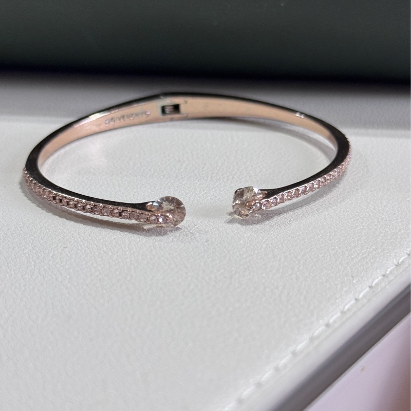 🇫🇷 來自法國優雅品牌 Givenchy #紀梵希 #華麗雙水晶開口手環 🚩輕鬆入手平價大牌手環🚩 #平價又好看 ☝🏽價格親民,開口設計不挑手腕大小,造型優雅獨特 🔺 顏色:玫瑰金 🌟內直徑約5.5cm ⚠️簡易包裝,無盒,可接受在下標⚠️-11