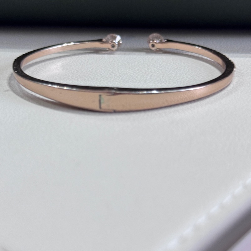 🇫🇷 來自法國優雅品牌 Givenchy #紀梵希 #華麗雙水晶開口手環 🚩輕鬆入手平價大牌手環🚩 #平價又好看 ☝🏽價格親民,開口設計不挑手腕大小,造型優雅獨特 🔺 顏色:玫瑰金 🌟內直徑約5.5cm ⚠️簡易包裝,無盒,可接受在下標⚠️-15