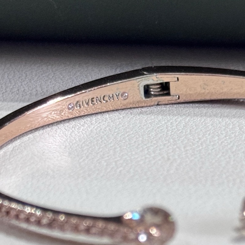 🇫🇷 來自法國優雅品牌 Givenchy #紀梵希 #華麗雙水晶開口手環 🚩輕鬆入手平價大牌手環🚩 #平價又好看 ☝🏽價格親民,開口設計不挑手腕大小,造型優雅獨特 🔺 顏色:玫瑰金 🌟內直徑約5.5cm ⚠️簡易包裝,無盒,可接受在下標⚠️-17