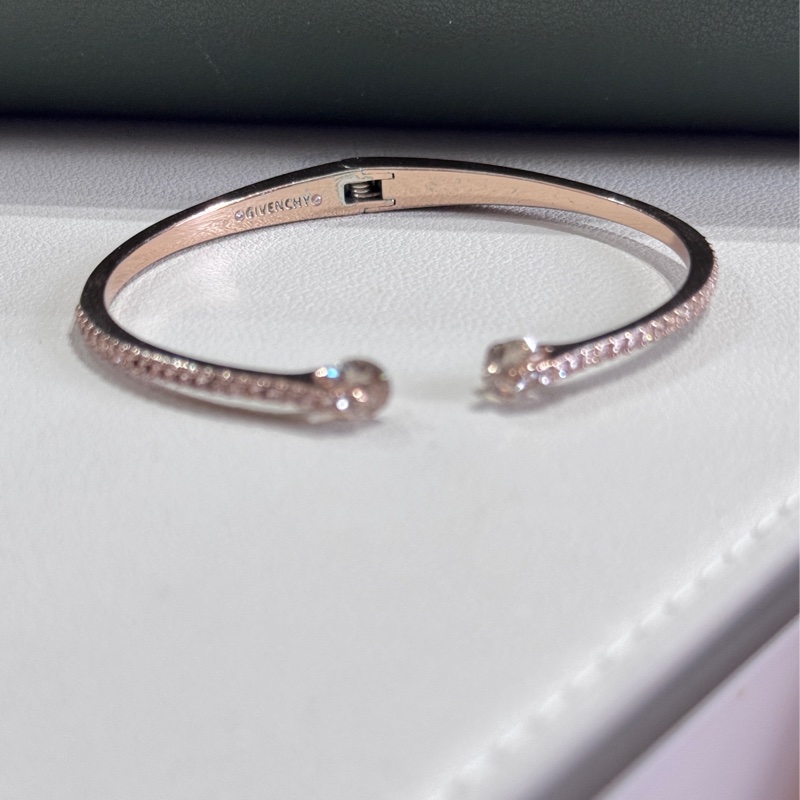 🇫🇷 來自法國優雅品牌 Givenchy #紀梵希 #華麗雙水晶開口手環 🚩輕鬆入手平價大牌手環🚩 #平價又好看 ☝🏽價格親民,開口設計不挑手腕大小,造型優雅獨特 🔺 顏色:玫瑰金 🌟內直徑約5.5cm ⚠️簡易包裝,無盒,可接受在下標⚠️-25