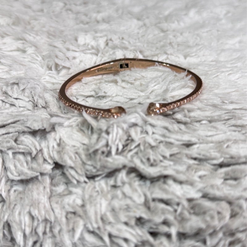 🇫🇷 來自法國優雅品牌 Givenchy #紀梵希 #華麗雙水晶開口手環 🚩輕鬆入手平價大牌手環🚩 #平價又好看 ☝🏽價格親民,開口設計不挑手腕大小,造型優雅獨特 🔺 顏色:玫瑰金 🌟內直徑約5.5cm ⚠️簡易包裝,無盒,可接受在下標⚠️-28