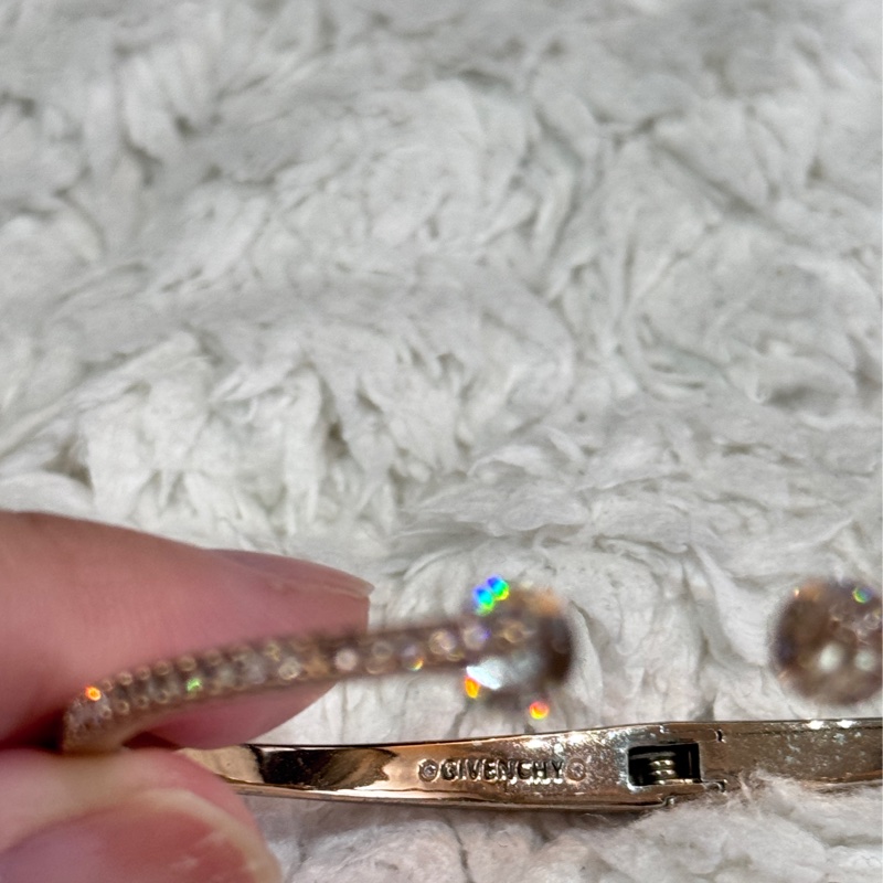 🇫🇷 來自法國優雅品牌 Givenchy #紀梵希 #華麗雙水晶開口手環 🚩輕鬆入手平價大牌手環🚩 #平價又好看 ☝🏽價格親民,開口設計不挑手腕大小,造型優雅獨特 🔺 顏色:玫瑰金 🌟內直徑約5.5cm ⚠️簡易包裝,無盒,可接受在下標⚠️-29