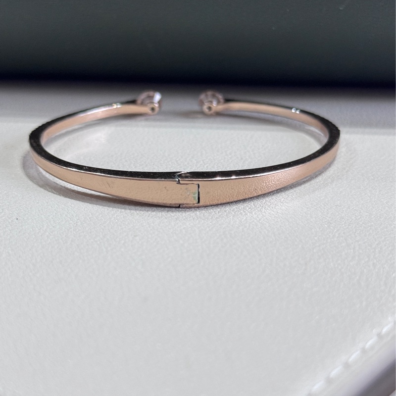 🇫🇷 來自法國優雅品牌 Givenchy #紀梵希 #華麗雙水晶開口手環 🚩輕鬆入手平價大牌手環🚩 #平價又好看 ☝🏽價格親民,開口設計不挑手腕大小,造型優雅獨特 🔺 顏色:玫瑰金 🌟內直徑約5.5cm ⚠️簡易包裝,無盒,可接受在下標⚠️-30