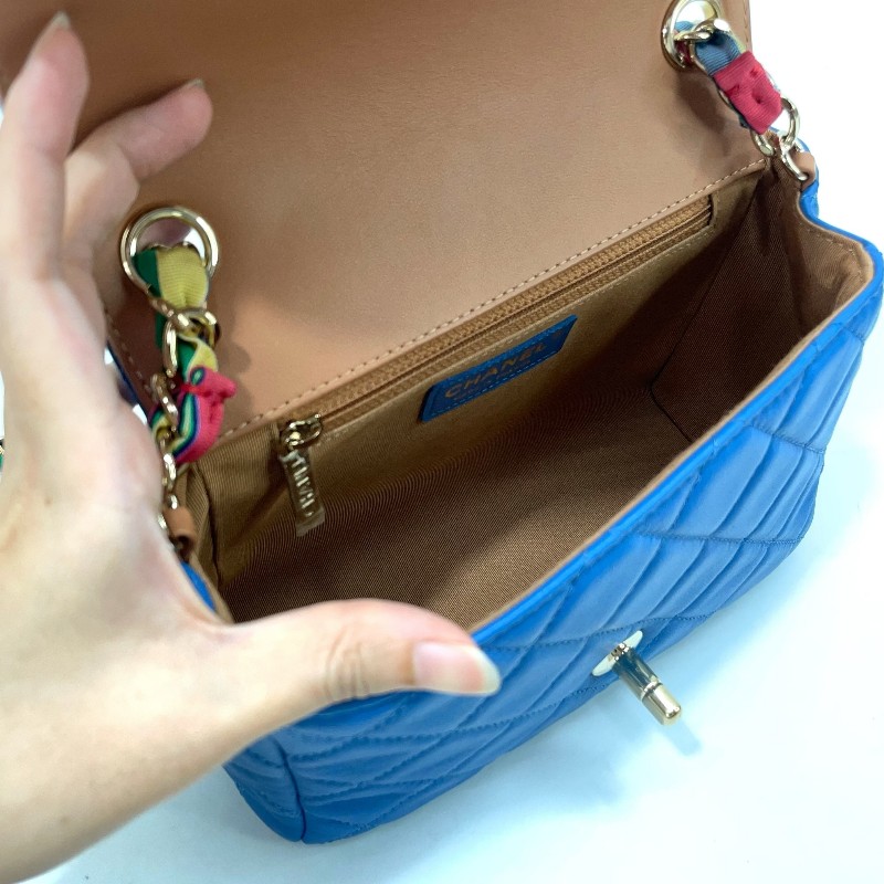 Chanel 藍羊皮菱格銀藍雙C彩布穿鍊下蓋斜背包-9