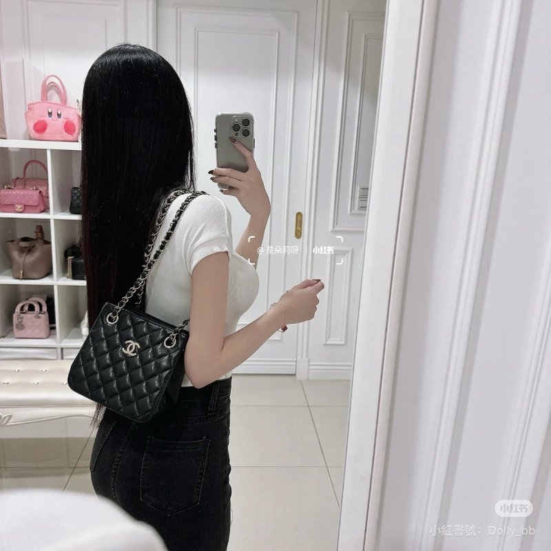 CHANEL Mini tote粒面牛皮水桶包-10