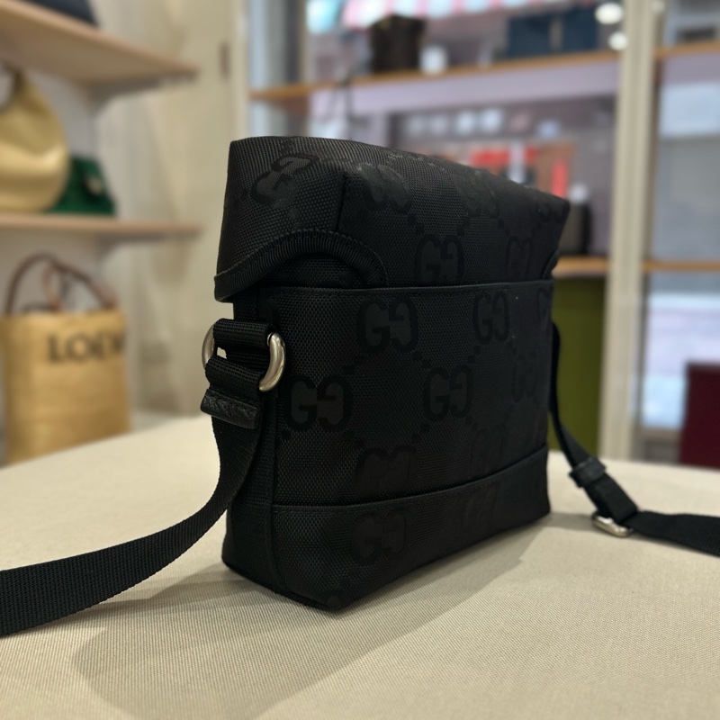 Gucci OFF the Grid 雙G Logo 斜背郵差包-10