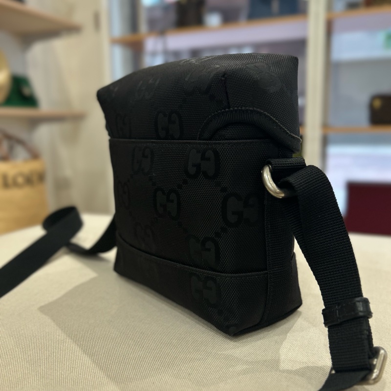 Gucci OFF the Grid 雙G Logo 斜背郵差包-11