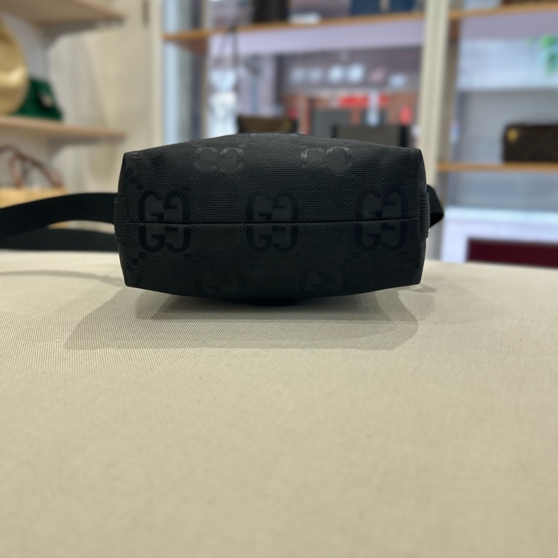 Gucci OFF the Grid 雙G Logo 斜背郵差包-12