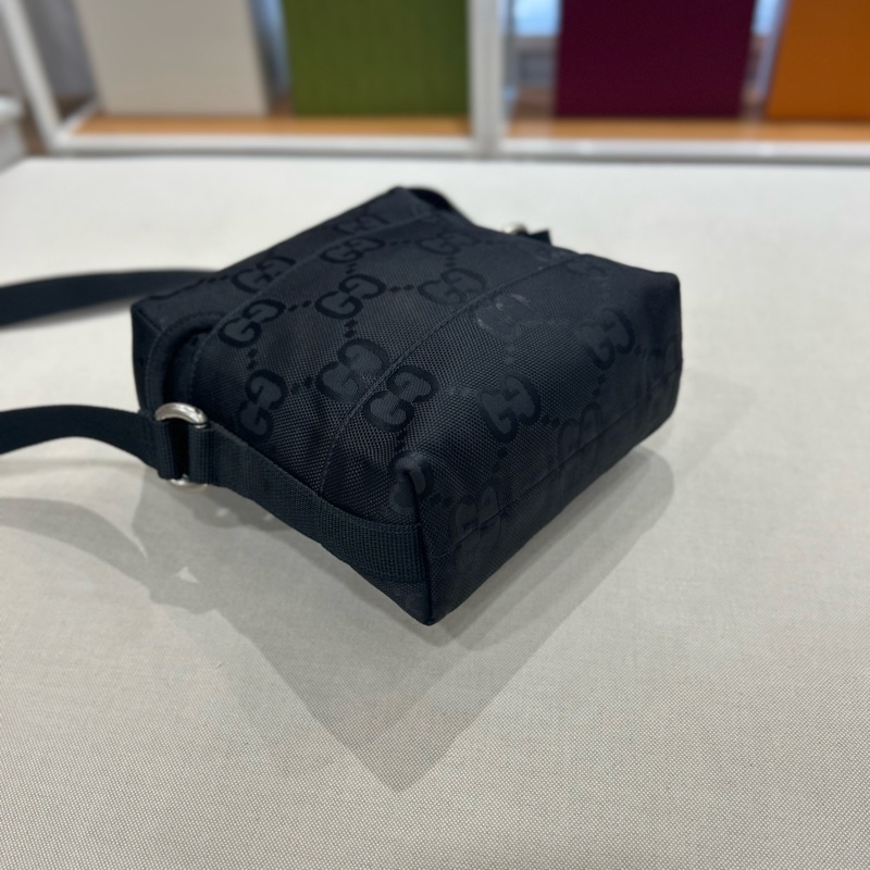 Gucci OFF the Grid 雙G Logo 斜背郵差包-14