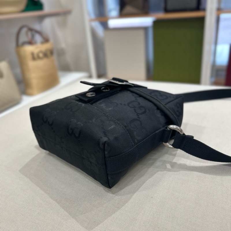 Gucci OFF the Grid 雙G Logo 斜背郵差包-15
