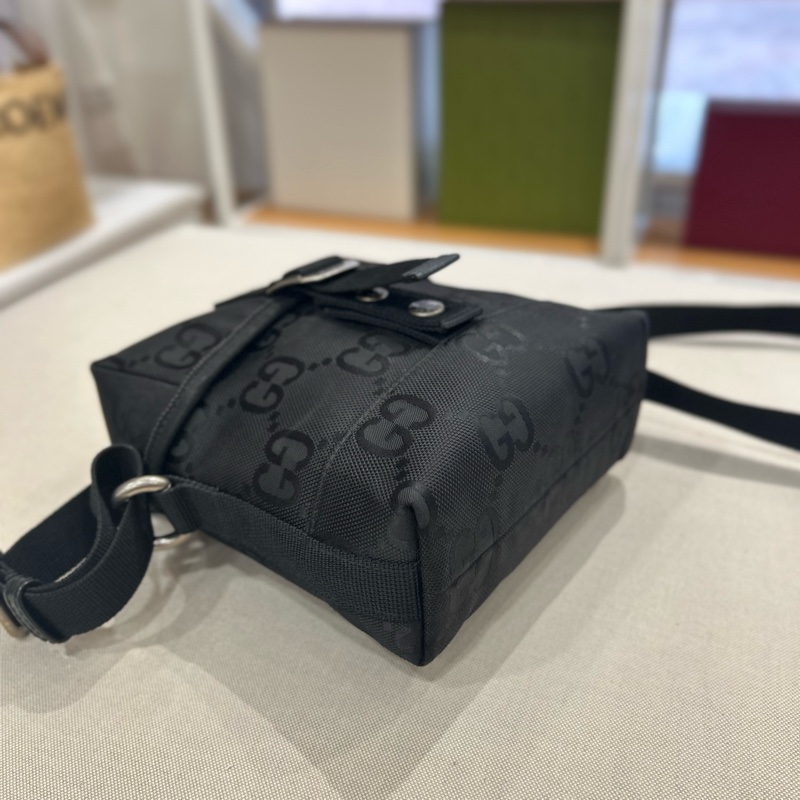 Gucci OFF the Grid 雙G Logo 斜背郵差包-16