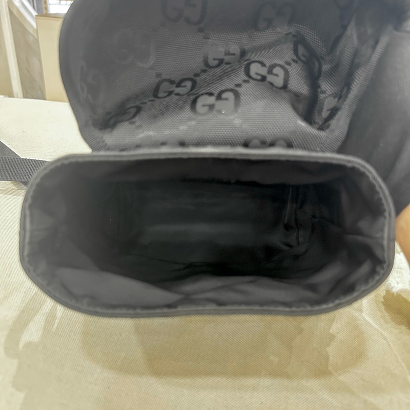 Gucci OFF the Grid 雙G Logo 斜背郵差包-17