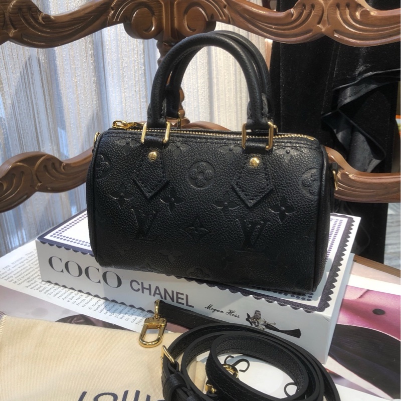 LV 黑色全皮 nano手提斜挎包 芯片款-1