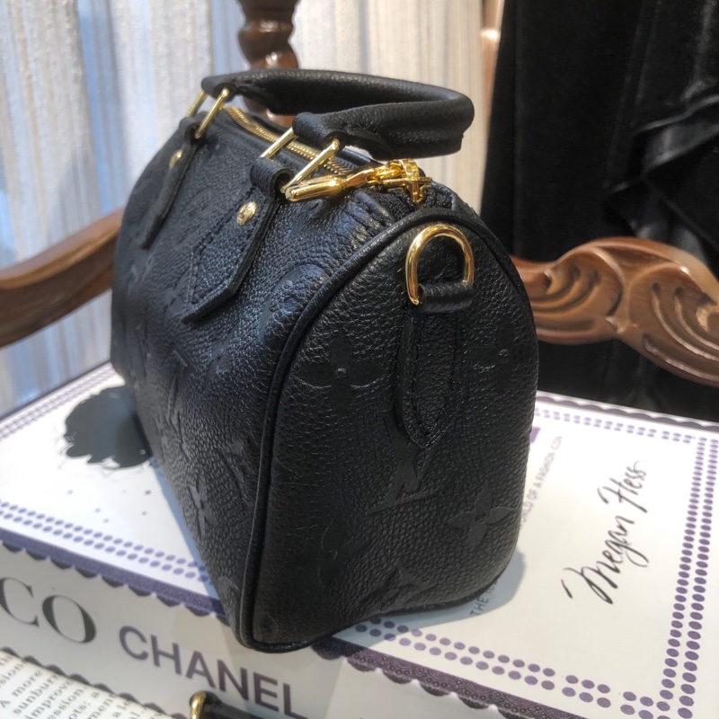 LV 黑色全皮 nano手提斜挎包 芯片款-3