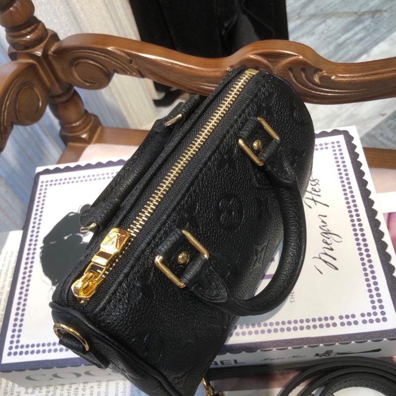 LV 黑色全皮 nano手提斜挎包 芯片款-4