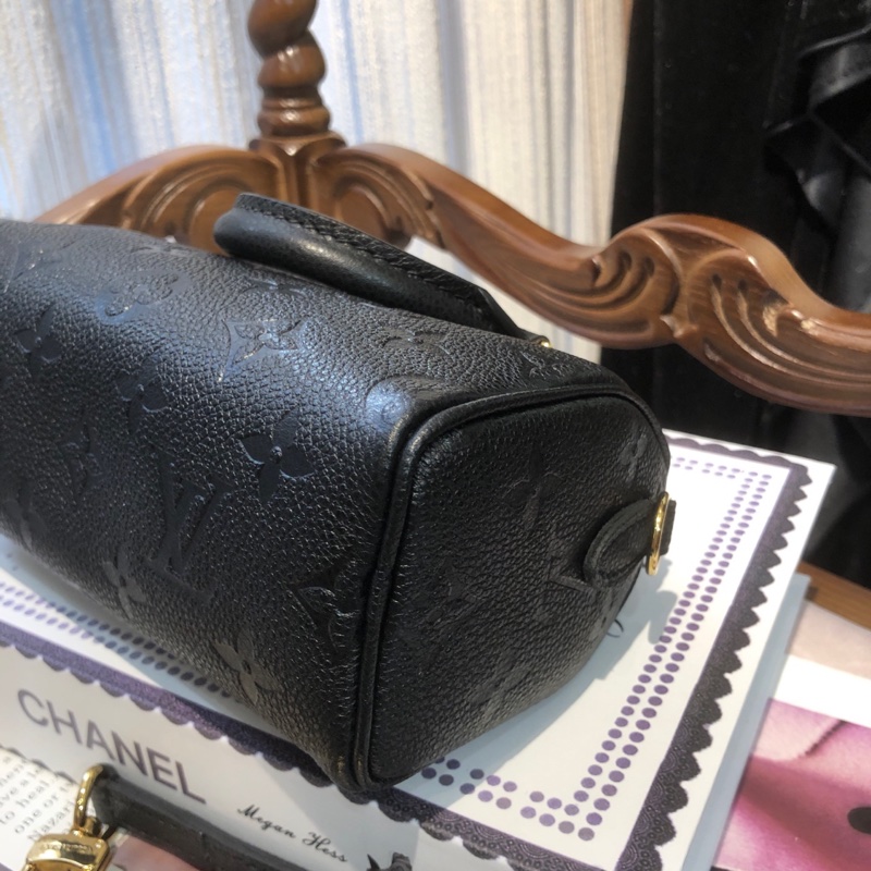 LV 黑色全皮 nano手提斜挎包 芯片款-5