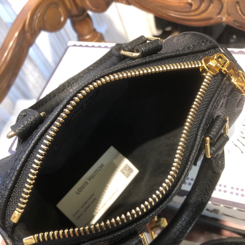 LV 黑色全皮 nano手提斜挎包 芯片款-10