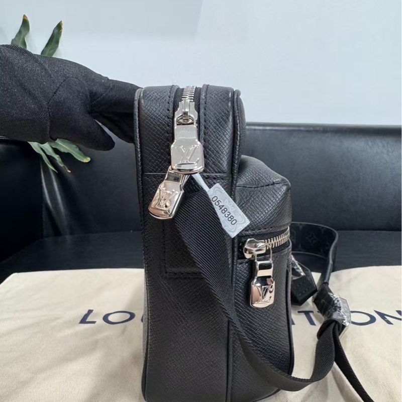 LV 黑花黑武士肩背斜背郵差包 芯片款 25*18*8 全新閒置配件盒子購證塵袋-1
