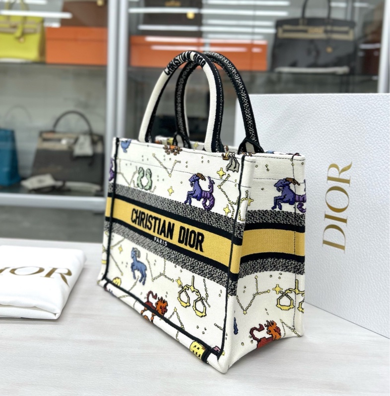 Dior 星座系列小號book tote,22年編碼 內購內標打孔如圖 尺寸約26*11.5-4