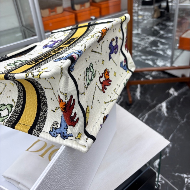 Dior 星座系列小號book tote,22年編碼 內購內標打孔如圖 尺寸約26*11.5-7