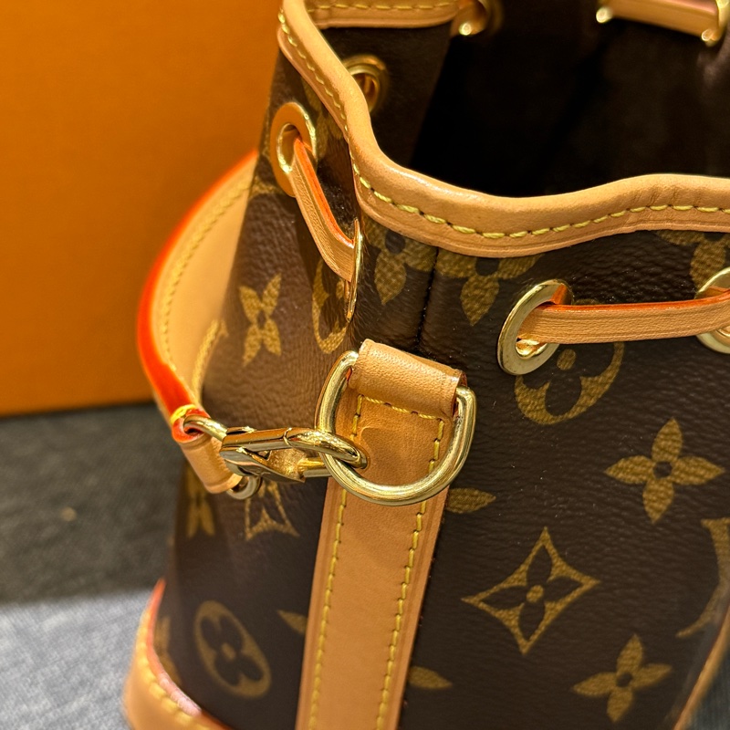 晶片款 LV M81266 Nano Noe 老花 原花金釦迷你水桶包 手提包 斜背包-3