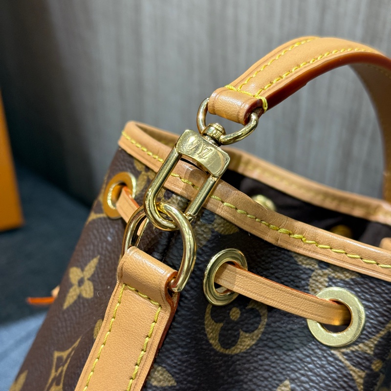 晶片款 LV M81266 Nano Noe 老花 原花金釦迷你水桶包 手提包 斜背包-4