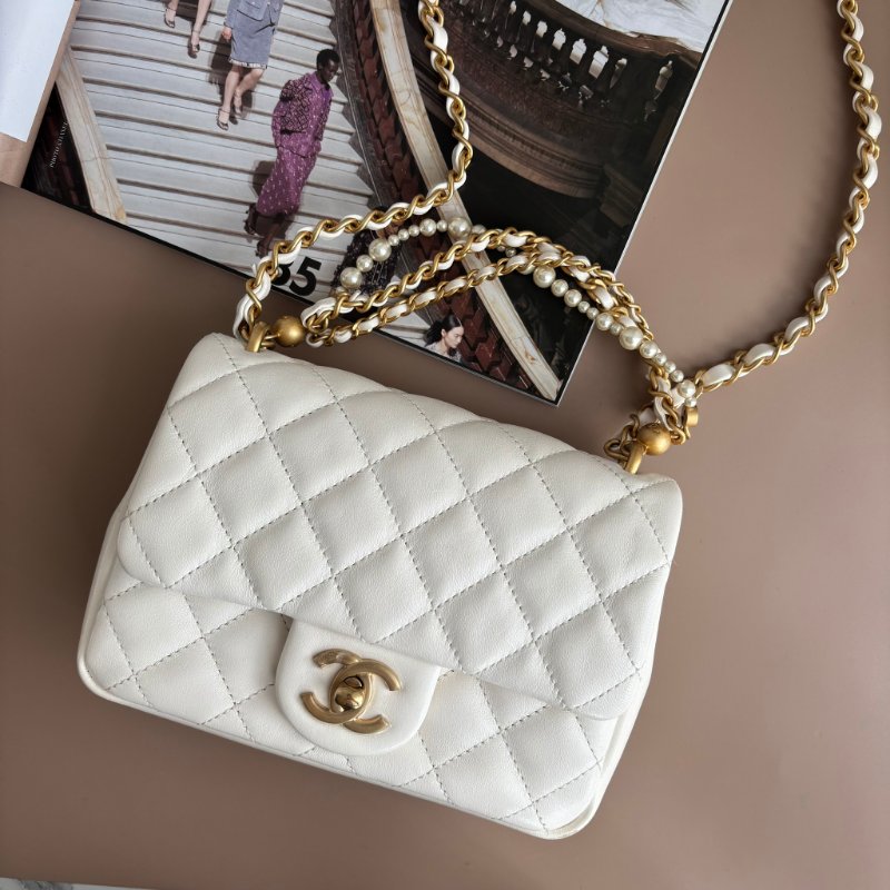 新款2025秋冬前導系列 ::CHANEL:: AS4385 白色皮革 珍珠鍊飾 迷你口蓋包 鍊包 斜背包 Mini Coco 17方胖-0