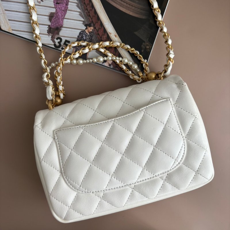 新款2025秋冬前導系列 ::CHANEL:: AS4385 白色皮革 珍珠鍊飾 迷你口蓋包 鍊包 斜背包 Mini Coco 17方胖-2