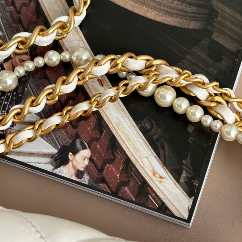 新款2025秋冬前導系列 ::CHANEL:: AS4385 白色皮革 珍珠鍊飾 迷你口蓋包 鍊包 斜背包 Mini Coco 17方胖-3