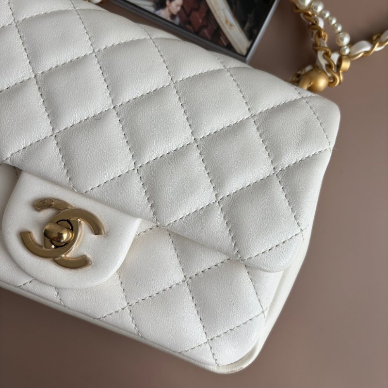 新款2025秋冬前導系列 ::CHANEL:: AS4385 白色皮革 珍珠鍊飾 迷你口蓋包 鍊包 斜背包 Mini Coco 17方胖-6