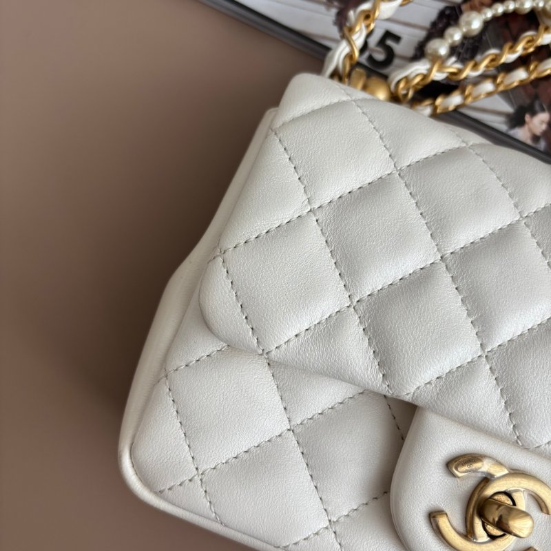 新款2025秋冬前導系列 ::CHANEL:: AS4385 白色皮革 珍珠鍊飾 迷你口蓋包 鍊包 斜背包 Mini Coco 17方胖-7