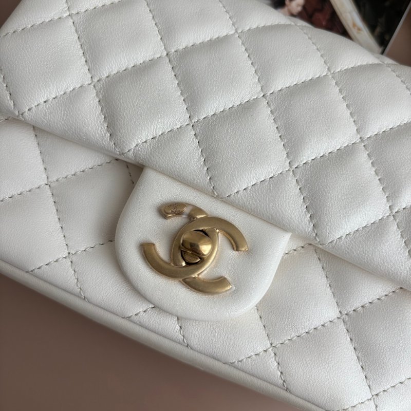 新款2025秋冬前導系列 ::CHANEL:: AS4385 白色皮革 珍珠鍊飾 迷你口蓋包 鍊包 斜背包 Mini Coco 17方胖-8