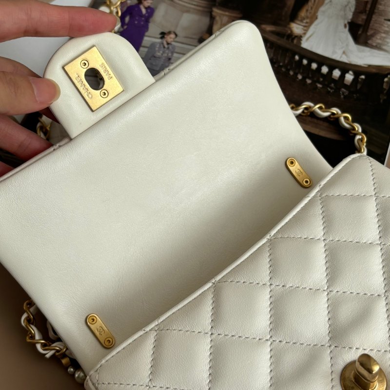 新款2025秋冬前導系列 ::CHANEL:: AS4385 白色皮革 珍珠鍊飾 迷你口蓋包 鍊包 斜背包 Mini Coco 17方胖-9